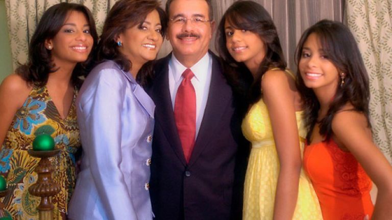 Danilo Medina felicita a los padres en su día.