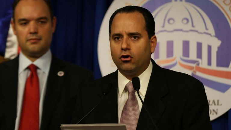 Ministro de Industria y Comercio, José del Castillo y el vicepresidente de Operaciones de HanesBrands , Ricardo Pérez,