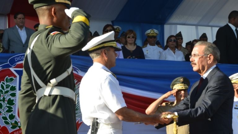 Presidente Danilo Medina encabeza desfile militar en el Malecón