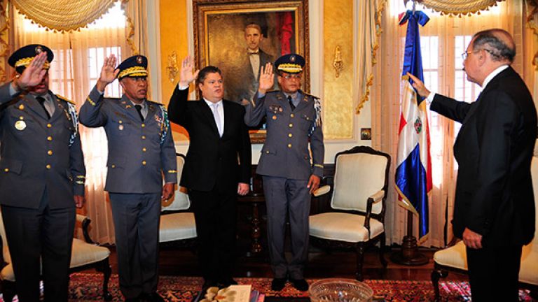 Presidente Danilo Medina juramenta a los nuevos jefes de la PN y DNCD, mayores generales Manuel Castro Castillo y Julio César Souffront Velázquez, respectivamente