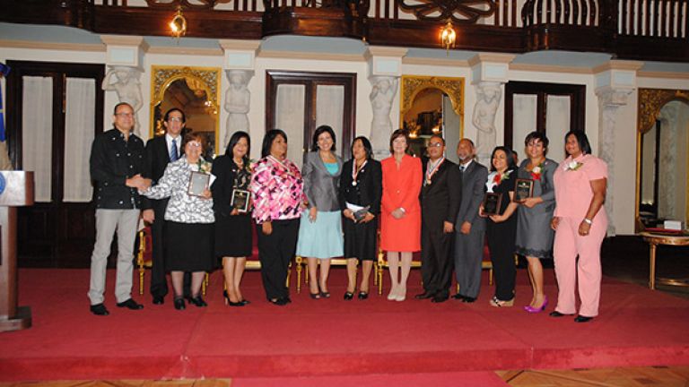 Vicepresidenta Margarita Cedeño junto al ministro de la Presidencia, Gustavo Montalvo y educadores