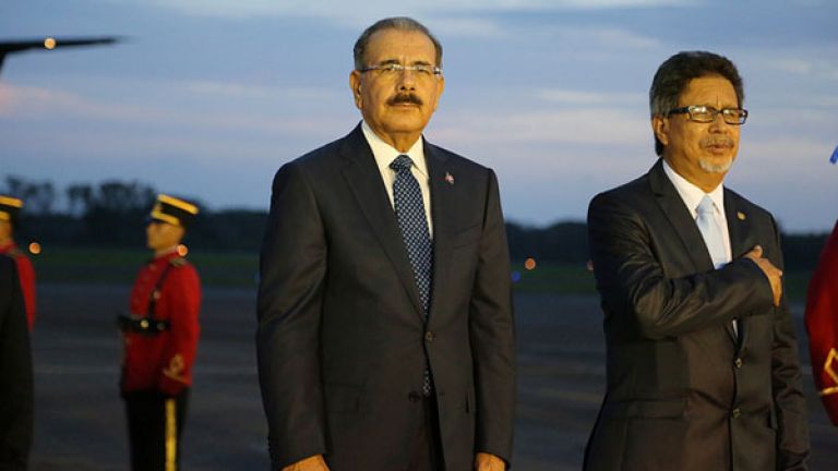 Danilo Medina y el viceministro de Relaciones Exteriores de El Salvador, Carlos Castaneda