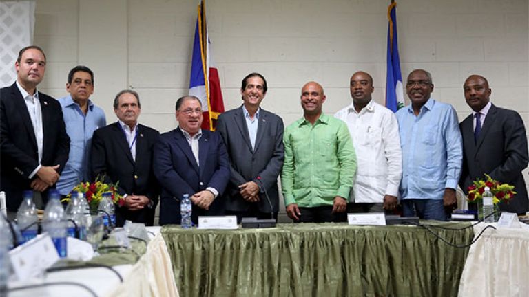 Comisión dominicana recibida por el primer ministro haitiano Laurent Lamothe