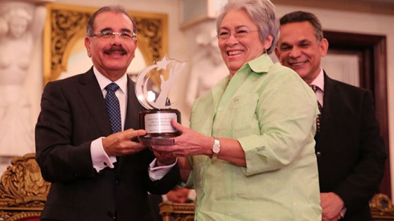 Presidente Danilo Medina junto al ministro de Administración Pública, Ramón Ventura Camejo y la directora del SENASA, Altagracia Guzmán Marcelino