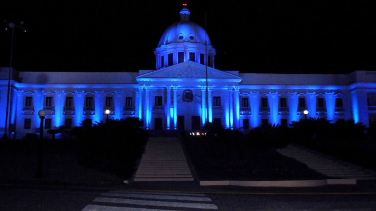 Palacio Nacional de República Dominicana con luces azules