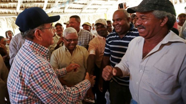 Danilo Medina y pescadores 