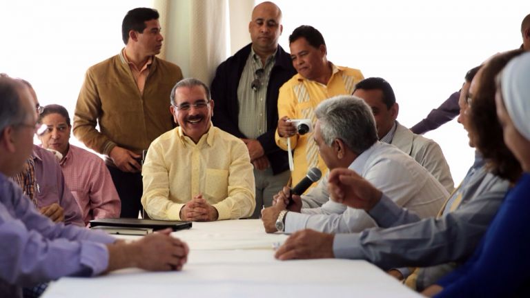 Presidente Danilo Medina junto a líderes de San José de las Matas