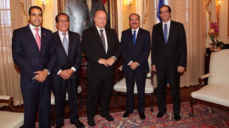 Presidente Danilo Medina junto a los economístas