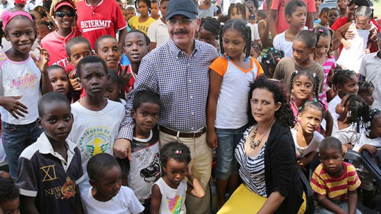 Danilo Medina con niños