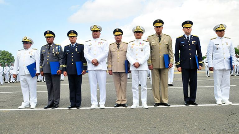 Presidente Medina condecora altos mandos militares y policiales