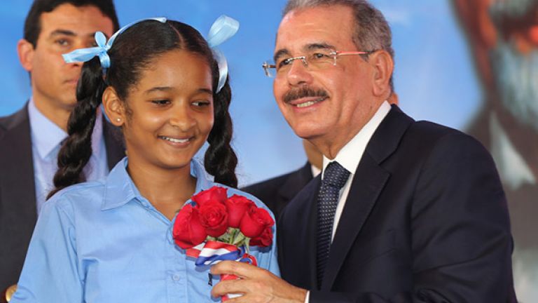 Danilo Medina con alumna