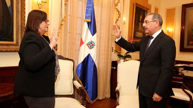 Presidente Danilo Medina juramenta a Mildred Guzmán