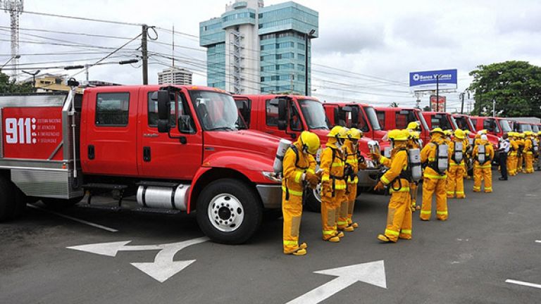 Camiones bomberos entregados al 911