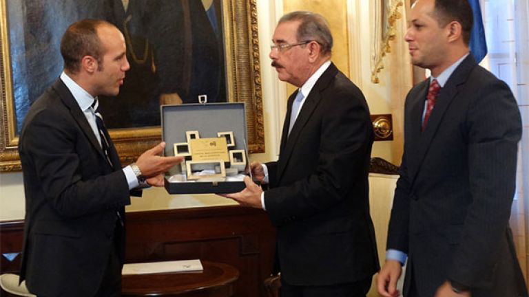 Presidente Danilo Medina recibe la distinción de manos del del secretario de OIJ, Alejo Ramírez