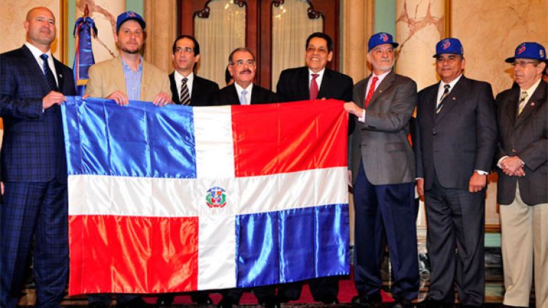 Presidente Danilo Medina entrega la Bandera Nacional al equipo de béisbol, Tigres del Licey
