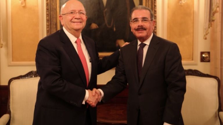 Canciller Carlos Morales Troncoso junto al presidente Danilo Medina