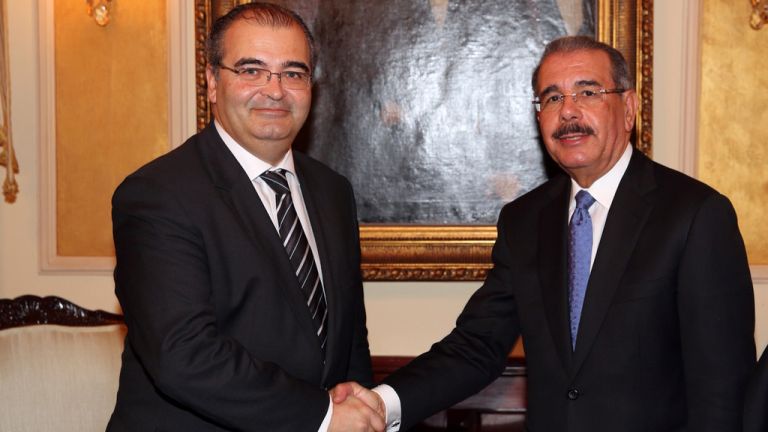 Presidente Danilo Medina junto al presidente del Banco Popular Español, Ángel Ron Güimil
