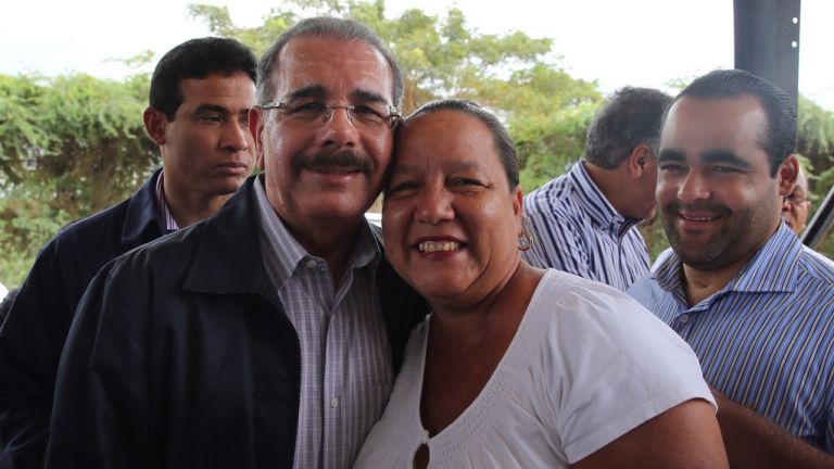 Presidente Danilo Medina junto a una mujer dominicana
