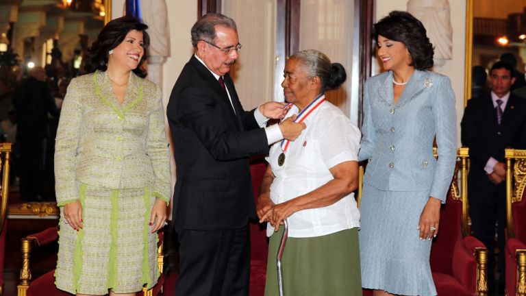 presidente Danilo Medina; la vicepresidenta Margarita Cedeño; la primera dama Cándida Montilla de Medina y una de las mujeres reconocidas