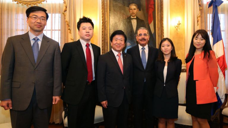 Presidente Danilo Medina junto a la comisión de Corea del Sur