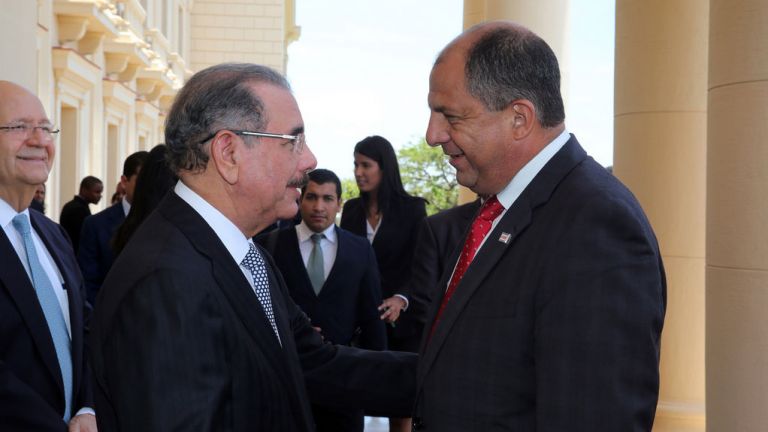 Danilo Medina recibe al presidente de Costa Rica.