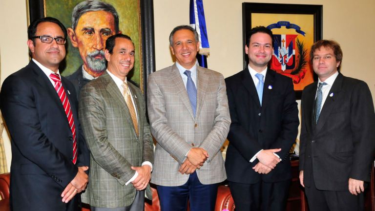 José ramón Peralta junto a ejecutivos de ADOEXPO