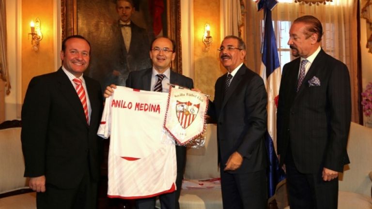 Dnilo Medina junto a ejecutivos de Sevilla Fútbol Club, José Castro Carmona