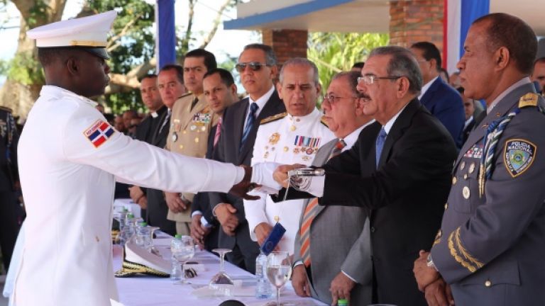 Presidente Danilo Medina saludo a uno de los graduandos