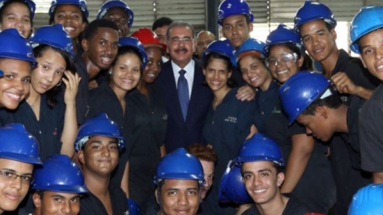 Presidente Danilo Medina junto a un grupo de jóvenes