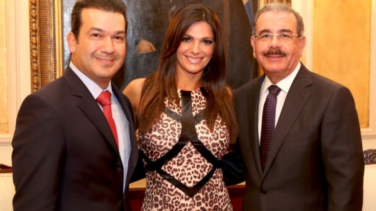 Presidente Danilo Medina junto a B{arbara Bermudo y su esposo Mario Andrés Moreno