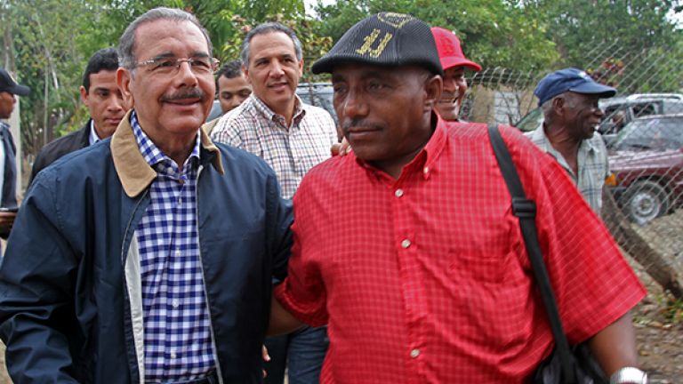 Danilo Medina con agricultor