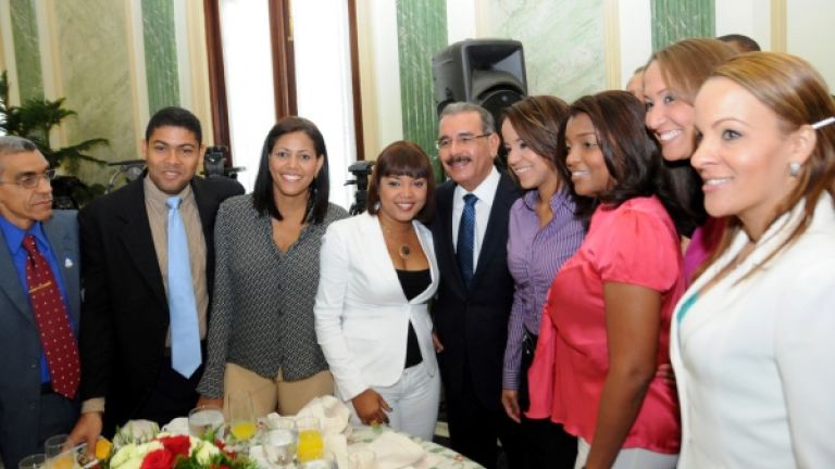 Danilo Medina junto a periodistas
