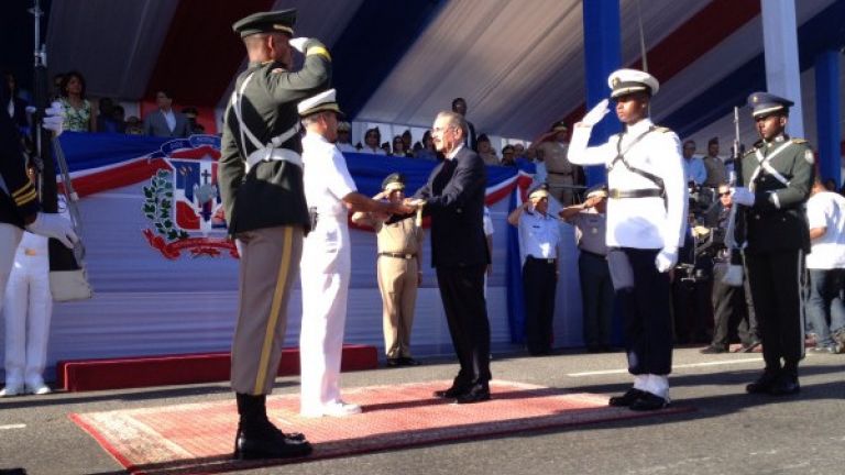 Presidente Danilo Medina recibe el Sable de Mando durante el desfile en el Malecón