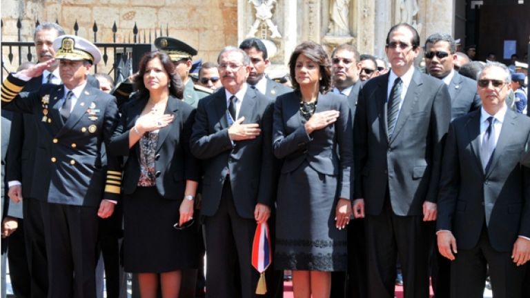 Presidente Danilo Medina junto a la primera dama Cándida Montilla de Medina y la vicepresidenta Margarita Cedeño de Fernández, deposita ofrenda floral en el Altar de la Patria