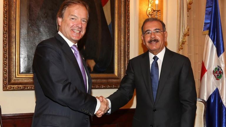Presidente Danilo Medina junto a ministro británico de Relaciones Exteriores para América Latina y el Caribe, Hugo Swire