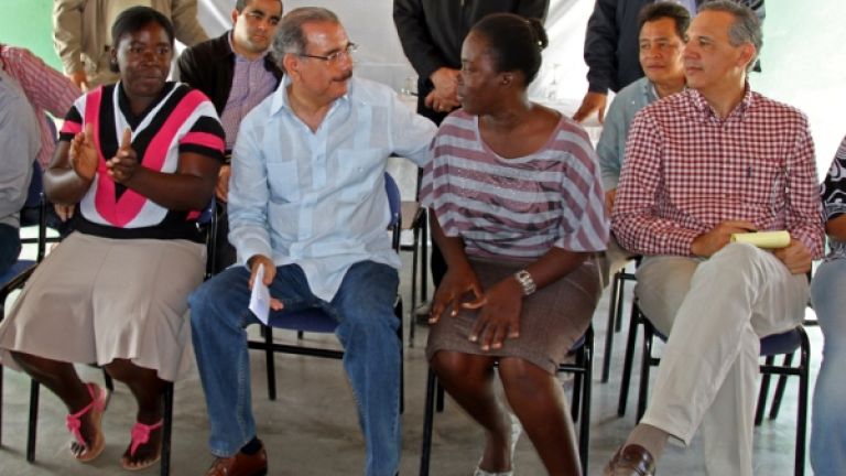 Danilo Medina y mujeres del Sur.