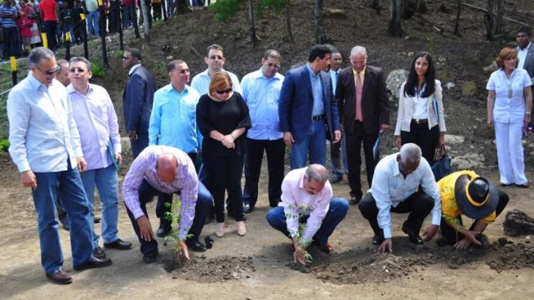 Presidente Danilo Medina siembra un árbol