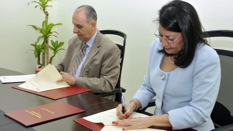 Rosa Rita Álvarez, directora ejecutiva de la Fundación Reservas del País y Pablo Tactuk, director de la ONE firma acuerdo