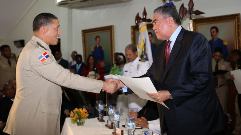 Ministro para la Integración Regional, Miguel Mejía entrega certificado a graduando