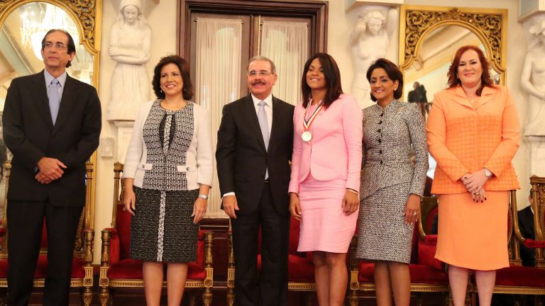  Presidente Danilo Medina, vicepresidenta Margarita Cedeño, Primera Dama Cándida Montilla de Medina, ministra de la Mujer, Janet Camilo y una de las galardonadas 