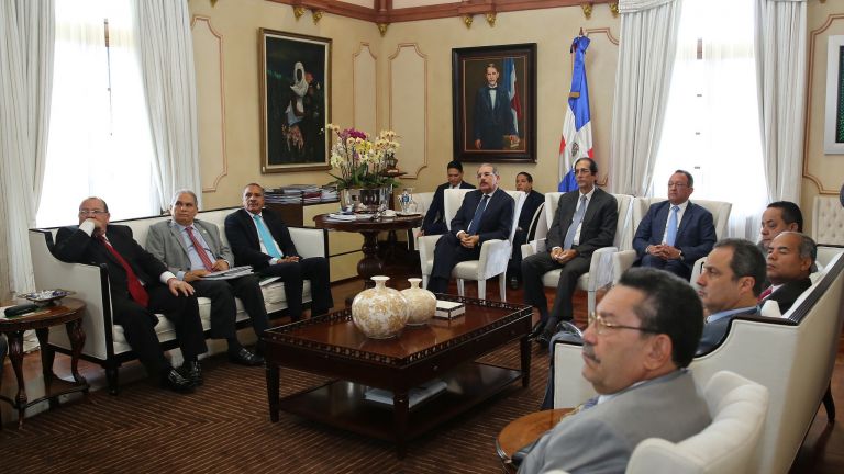 Presidente Danilo, ministro de la Presidencia, Gustavo Montalvo y funcionarios del sector agropecuario