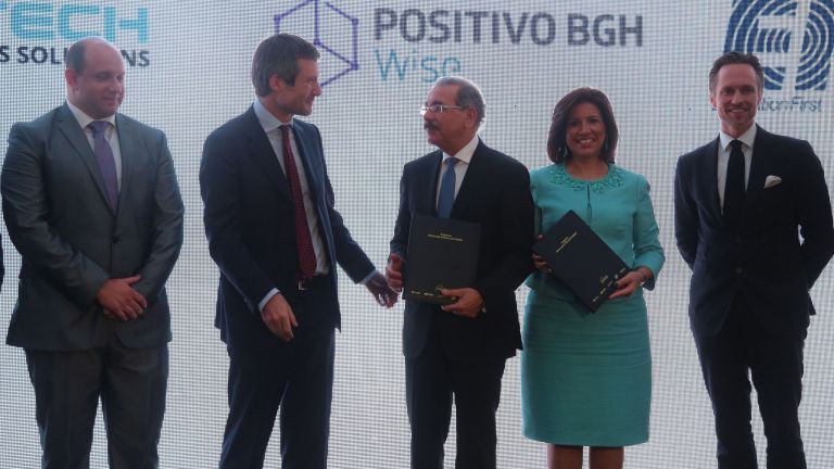 Presidente Danilo Medina, vicepresidenta Margarita Cedeño y ejecutivos de Altice