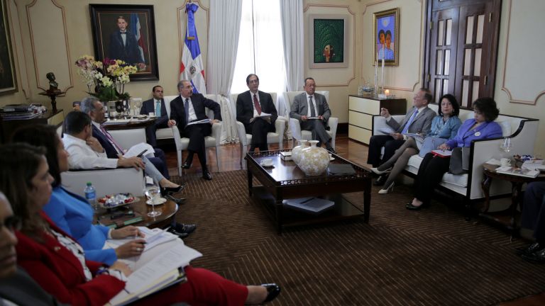 Presidente Danilo Medina reunido con los miembros de la Comisión de Seguimiento a las Mipymes