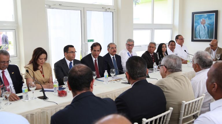 Presidente Danilo Medina y funcionarios reunidos