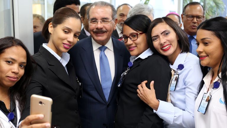Danilo Medina junto a enfermeras en su día.