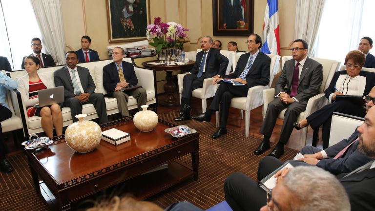 Danilo Medina junto Comisión junto a funcionarios recibe explicación sobre la Implementación del Programa República Digital