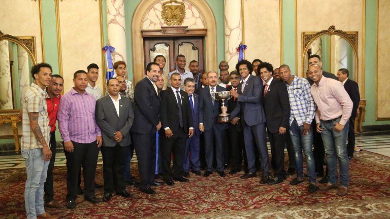 Danilo Medina recibe a Club Rafael Barías