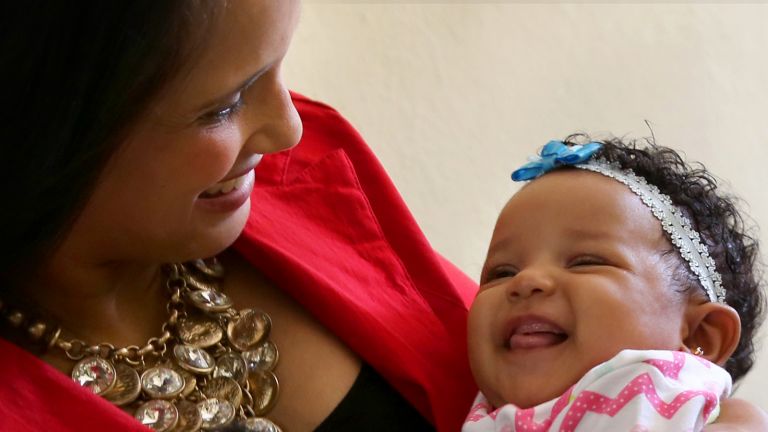 Madre felicitada en el Dia de las Madres por Danilo Medina