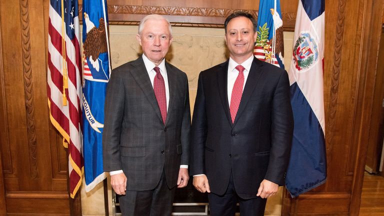 El procurador general dominicano, Jean Rodríguez y fiscal general estadounidense Jeff Sessions