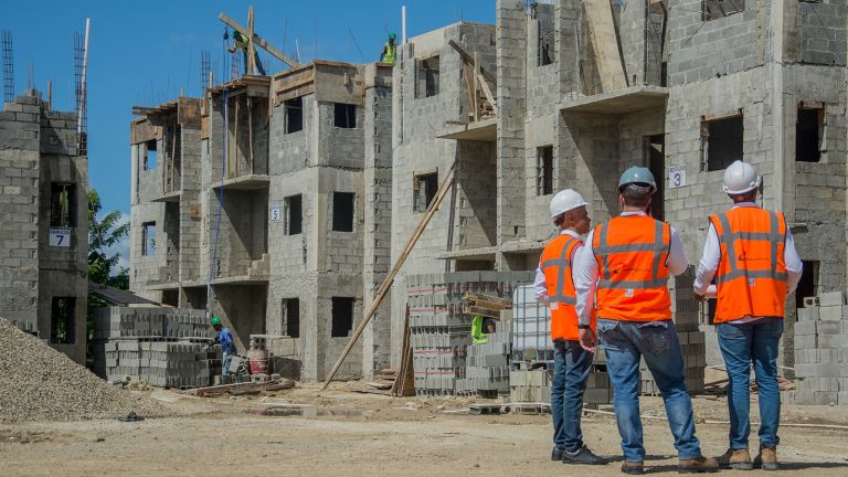 Ingenieros mientras trabajan en construcción de apartamentos en la comunidad La Soledad,  Espaillat